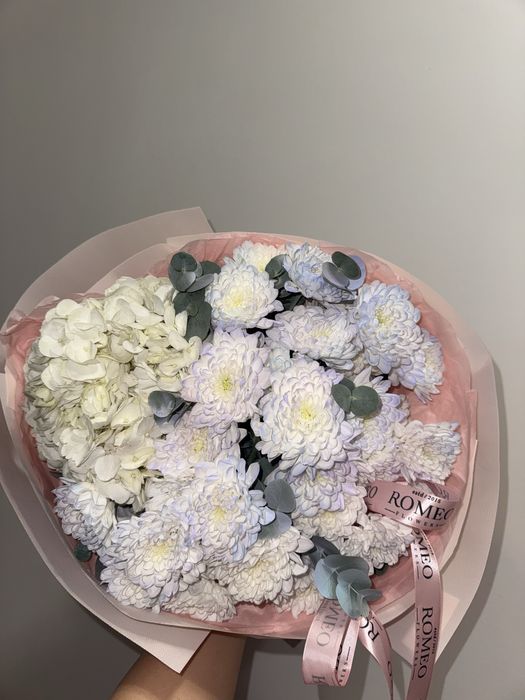 Красивый букет из хризантемы и гортензии