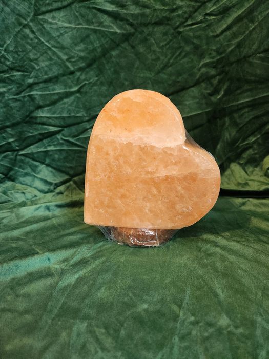 Lampa inimă din sare roz de Himalaya