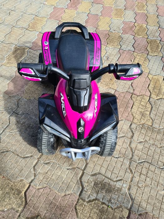 Vând atv fără pedale cu muzica și lumini