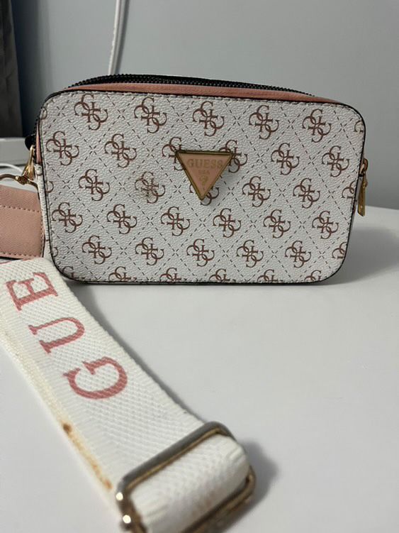 Дамска чанта GUESS