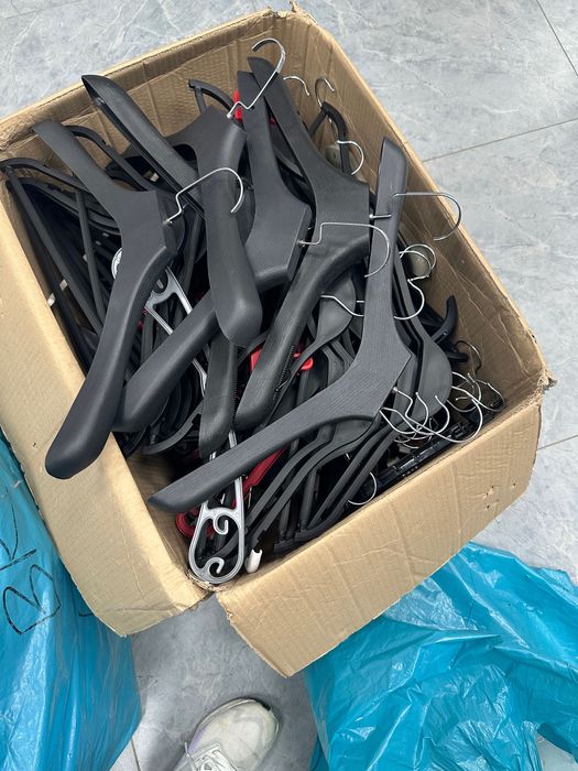 Срочно продам вешалки 3 коробки