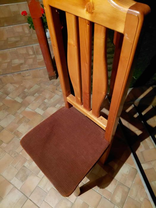 Vand 8 scaune de lemn masiv !