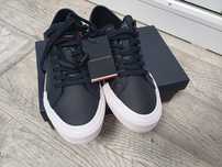 Pantofi sport noi nepurtati