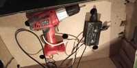 винтоверт  работещ  на ток с кабел има батерия и зарядно