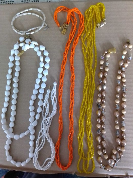 Продават се колиета