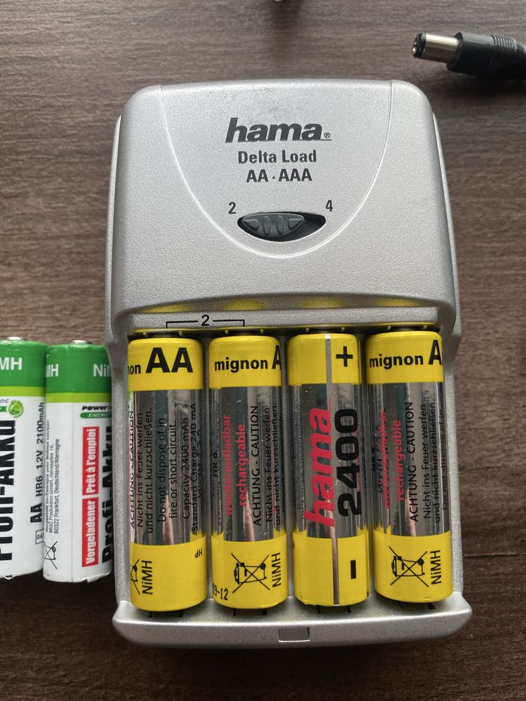Зарядное устройство в упаковке HAMA  и 8 аккумуляторов АА 2400 mAh