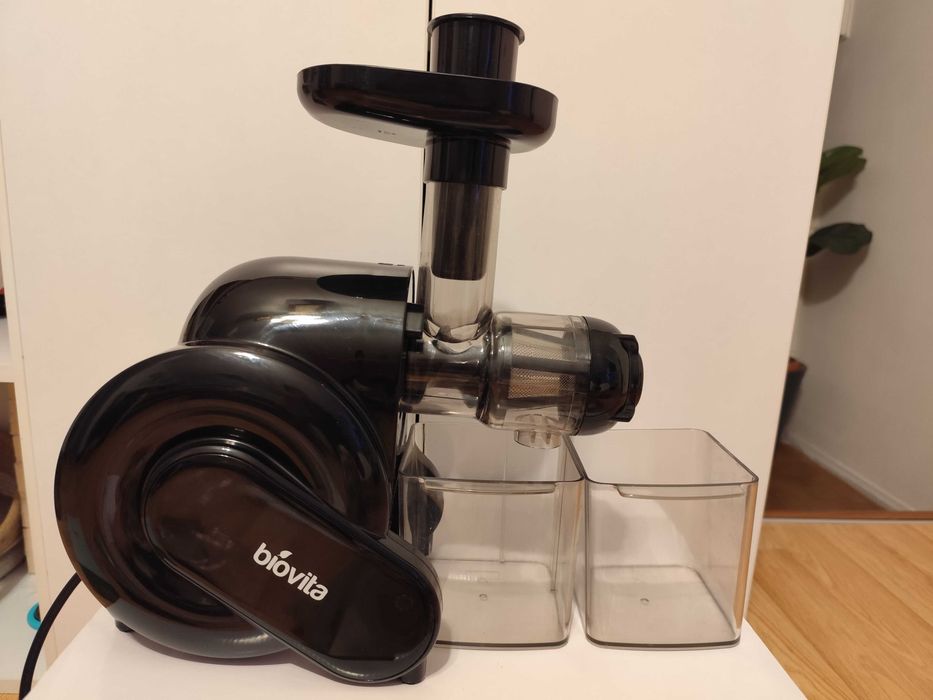 Vând storcător de fructe Biovita