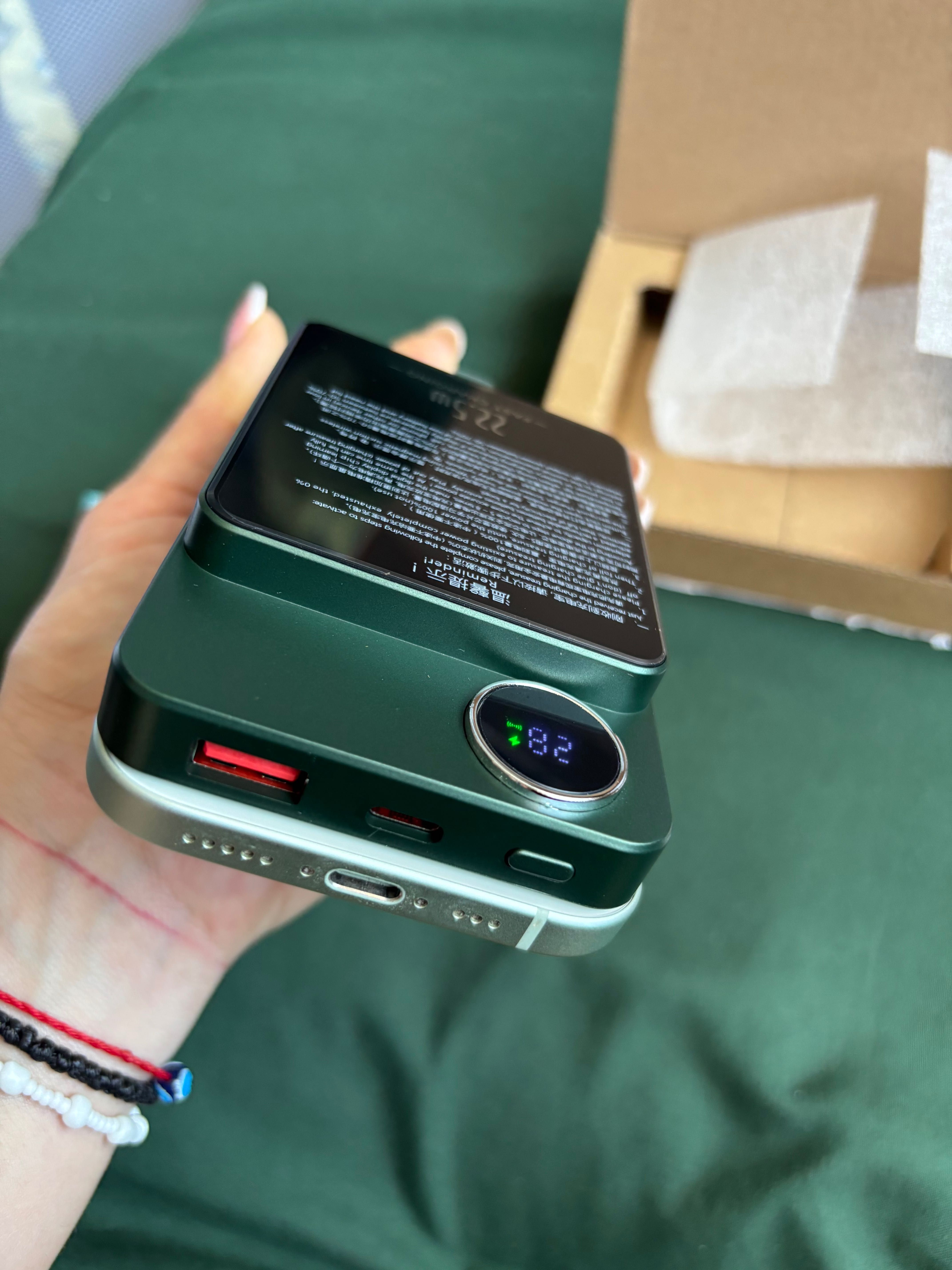 Мат зелена Магнитна външна батерия бързозареждаща 10000mAh