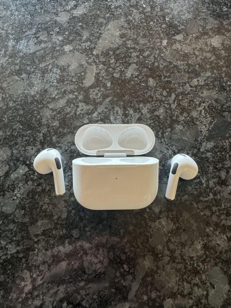 Apple AirPods 3 (2022)