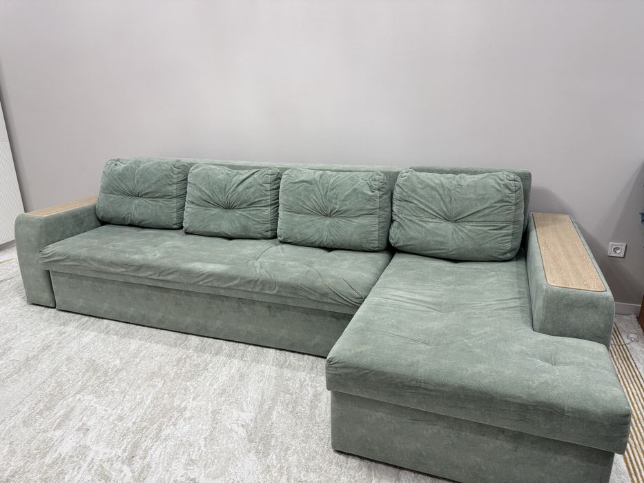 Продам диван в хорошем состоянии , внизу большия ниша для хранения