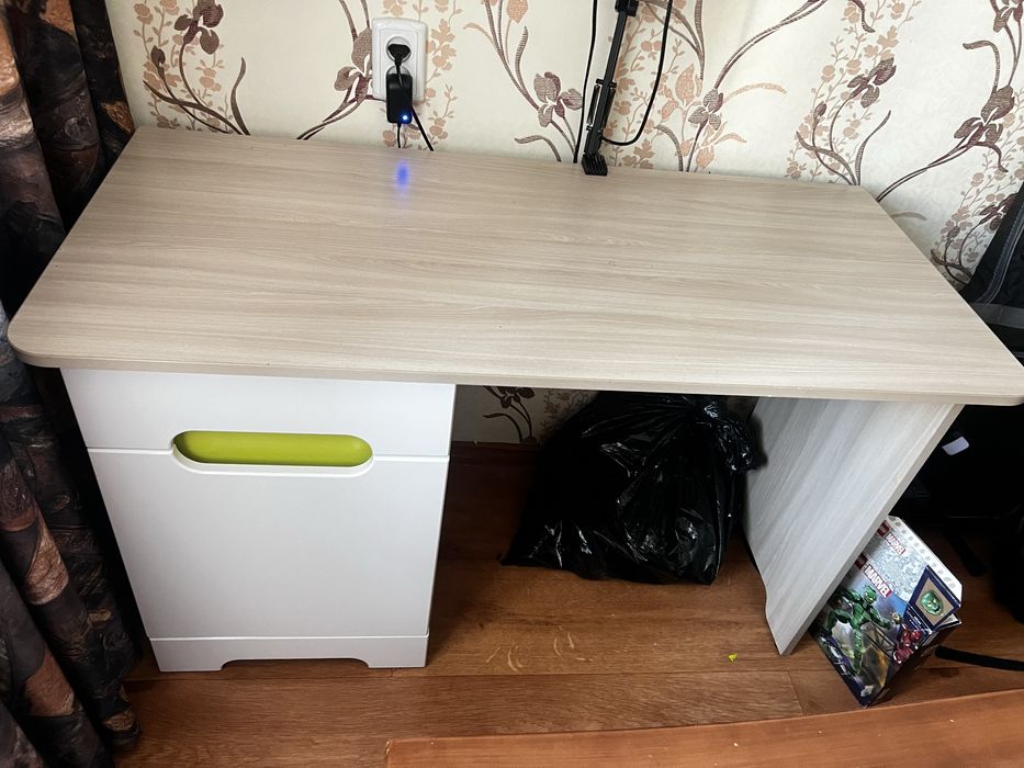 Продаю стол письменный