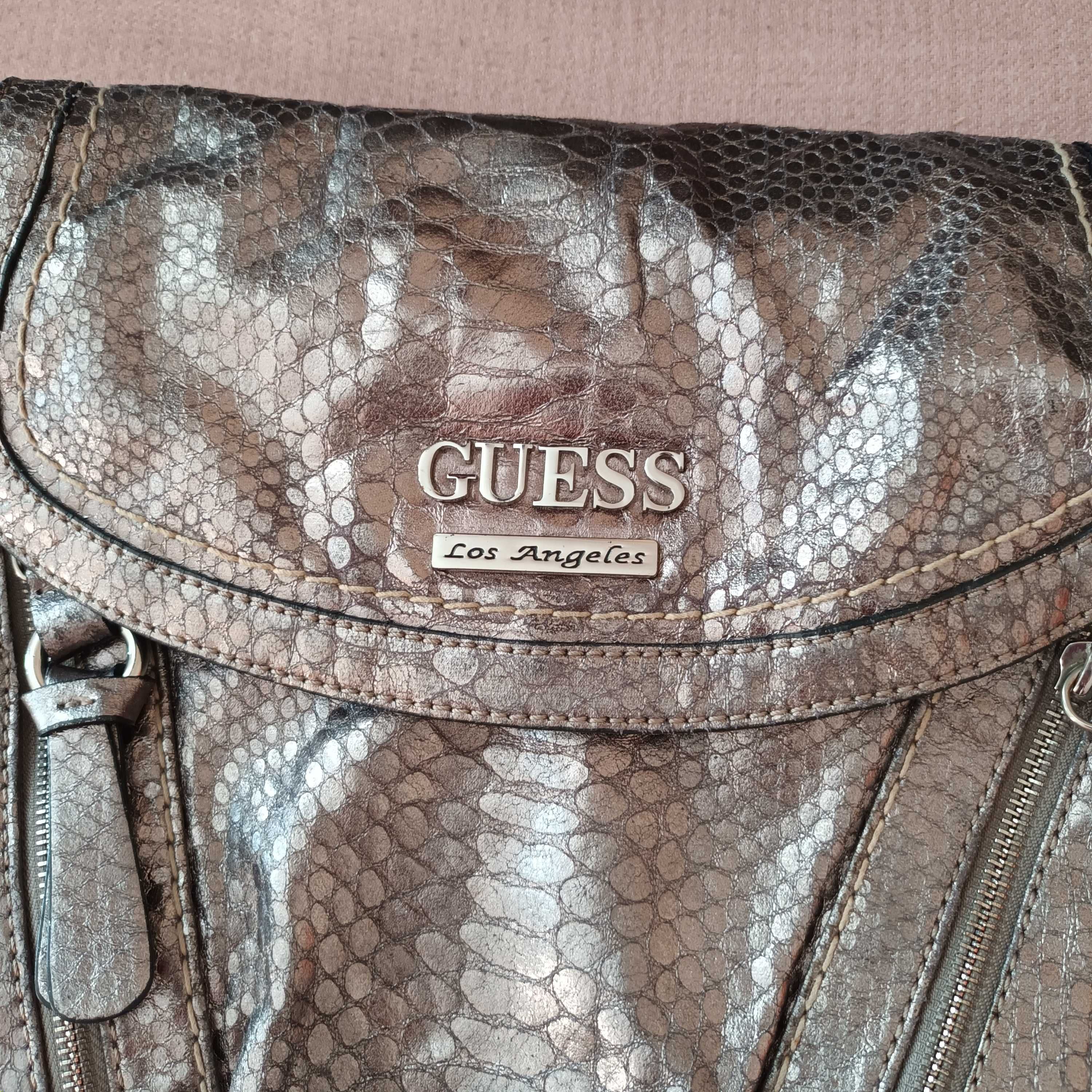Сребриста чанта на Guess