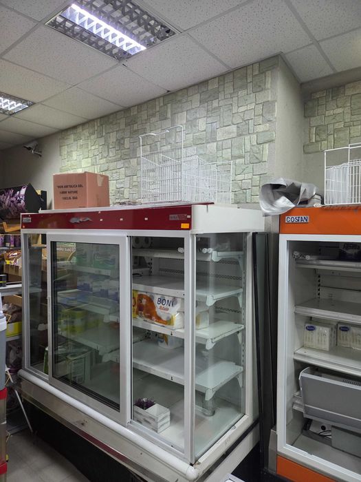 Стилажна витрина с външен мотор