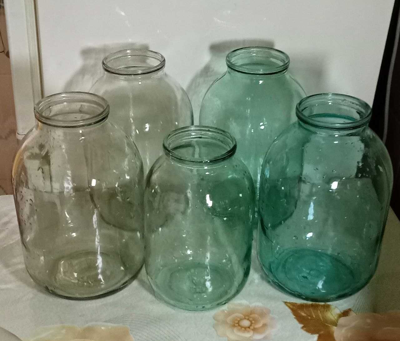 Продам. Банки 3, 2, 1  литровые . Чистые из дома.  Без наклеек.