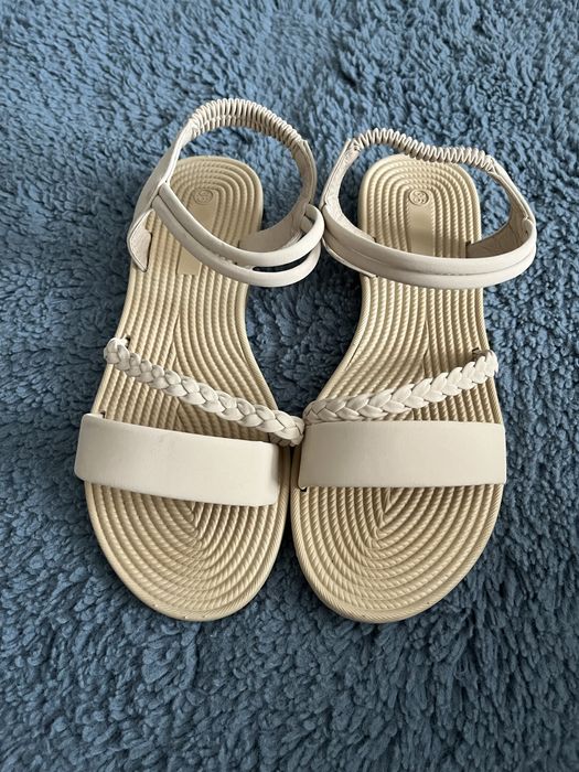 Sandale joase bej