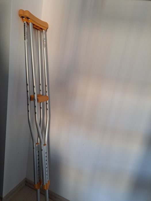 Cârje reglabile de aluminiu