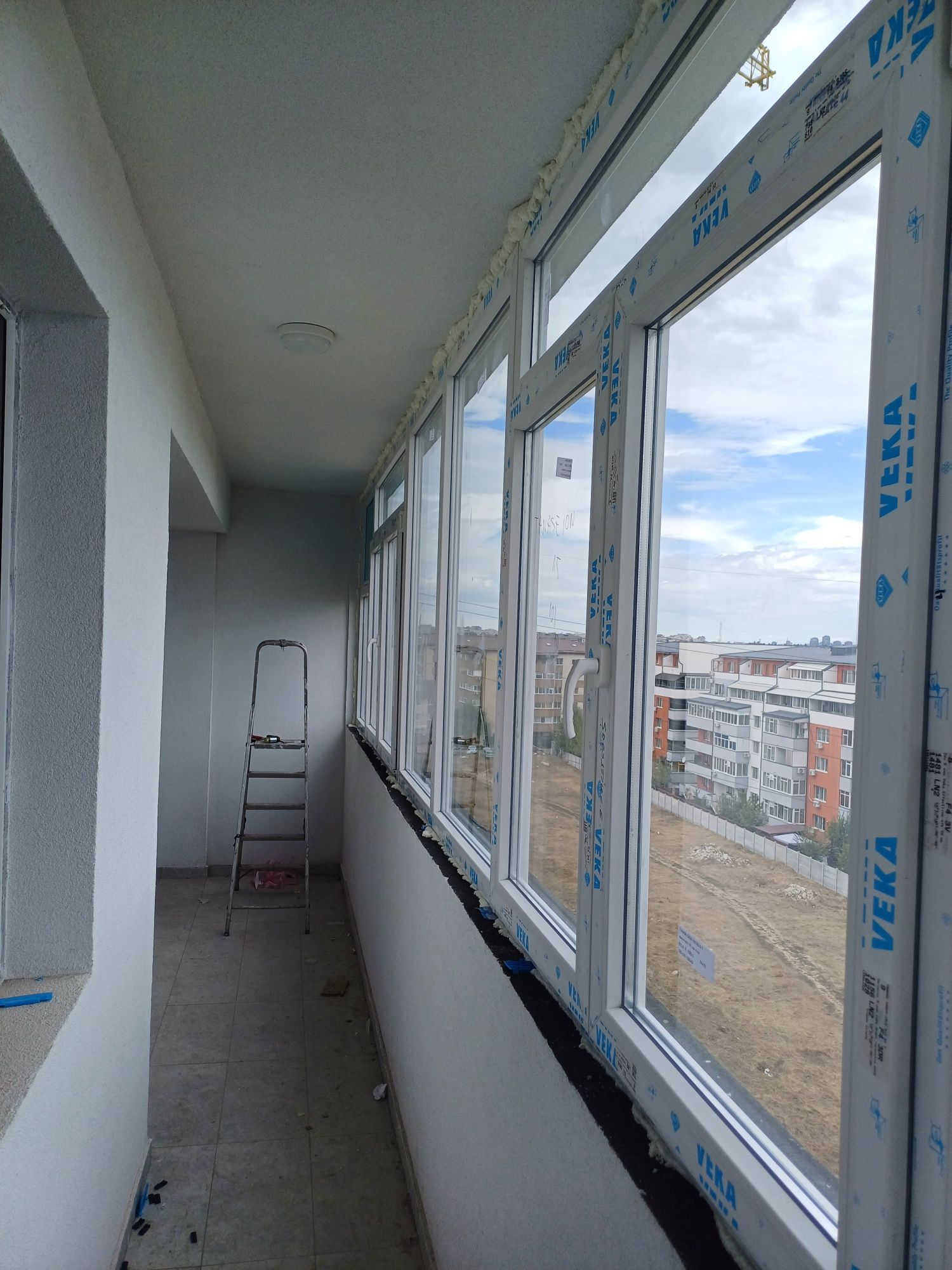 Inchideri terase cu usi glisante si rulouri exterioare aluminiu