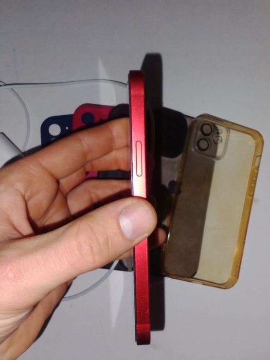 Продам Айфон 12.