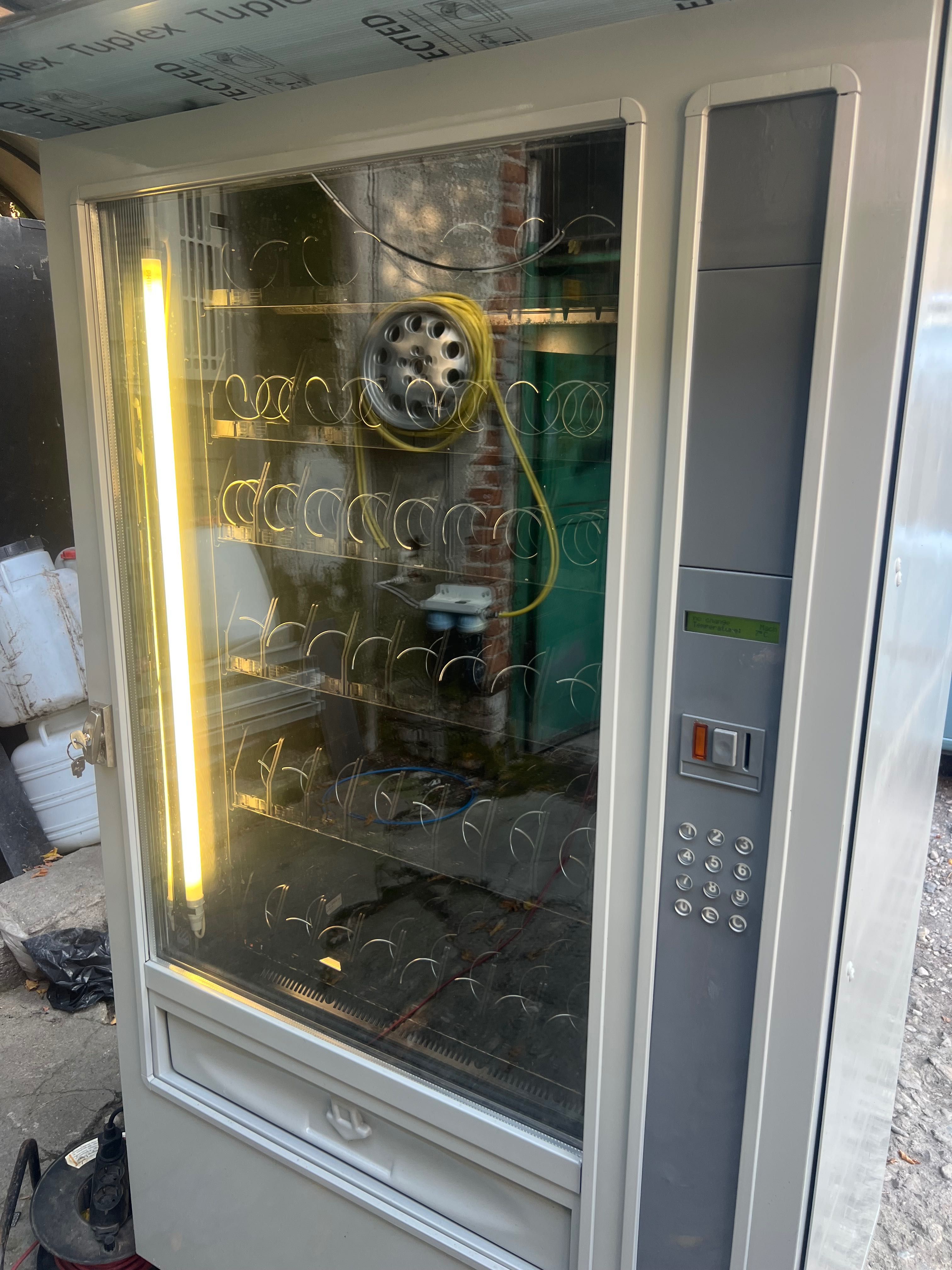 Вендинг автомат Зануси Спринг