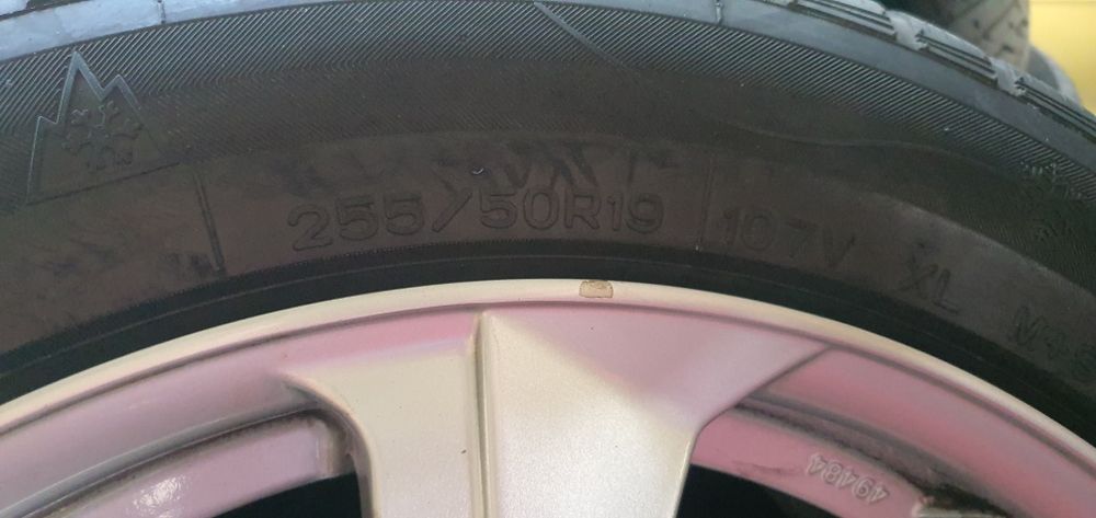 Гуми 4бр 255/50/19 -1бр - 139лв