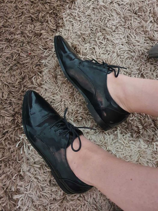 Vand încălțăminte in stare bună