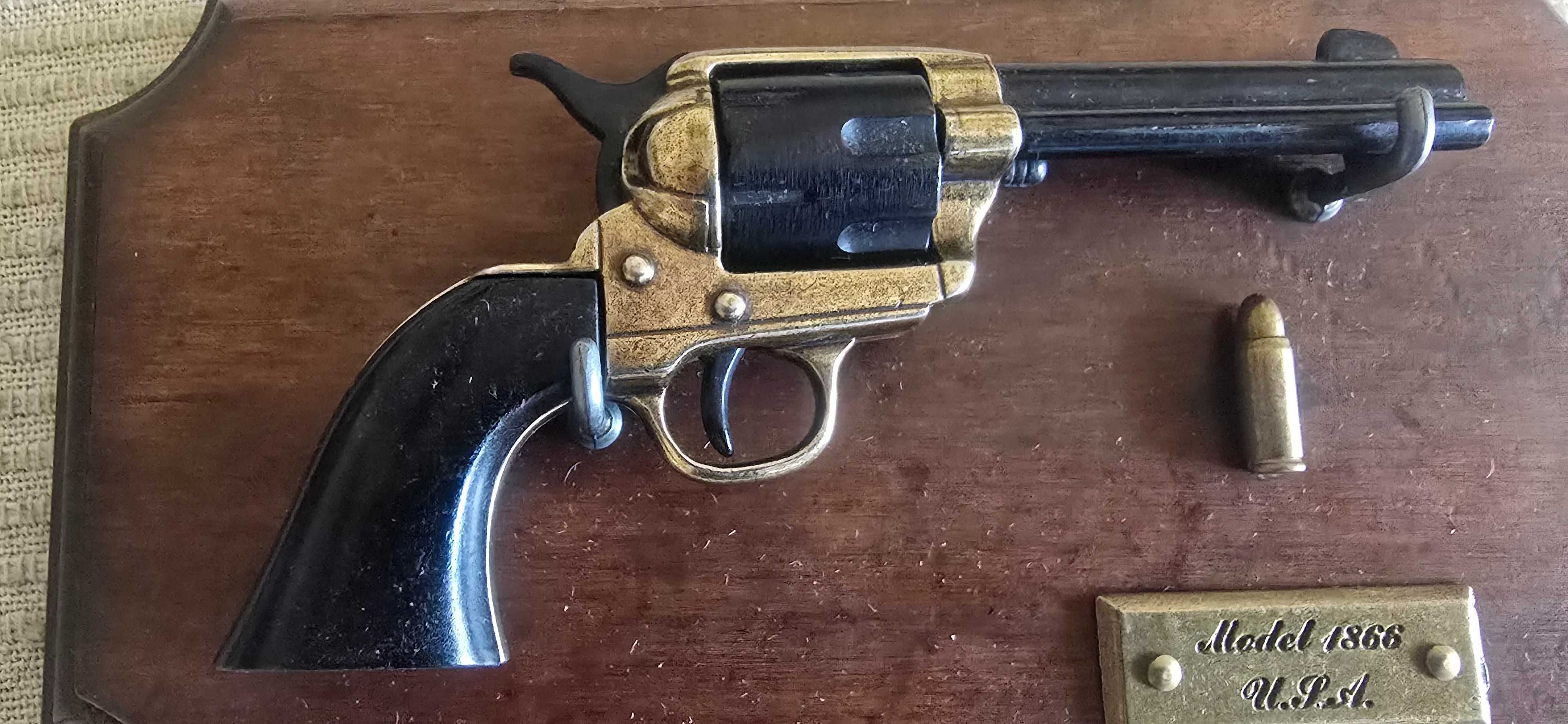 Чисто нов декоративен "Peacemaker" Colt револвер с поставка за стена.