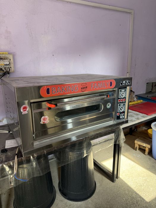 Пицца печь,газ плита,хлебопечка,посуда,ледогенератор,мойка,стеллаж,меб