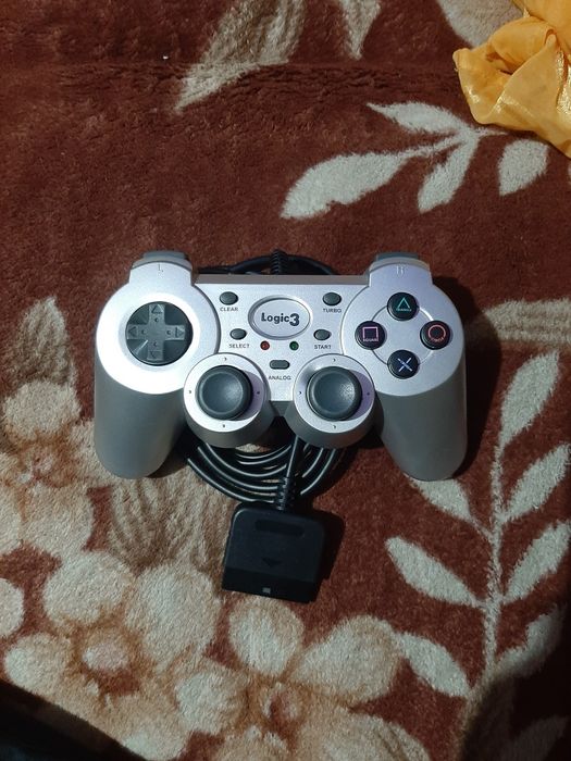 Vând manetă Silver logitec3 compatibilă PlayStation 2 PS2 în stare bun