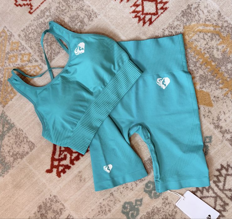 Дамски спортен екип за фитнес и йога.