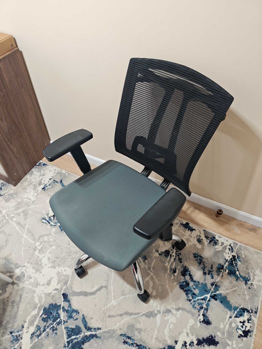 Компьютерное кресло с сетчатой спинкой