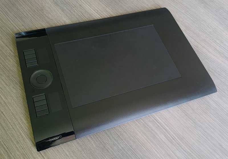 Два графични таблета Wacom Intuos Medium (работна площ 224 x 140 mm)