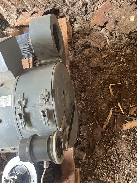 Vand 2 motoare 380 ,curent continuu