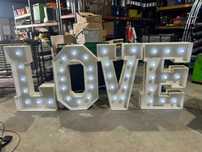 VANZARE Litere volumetrice luminoase LOVE 1,5 m nuntă evenimente