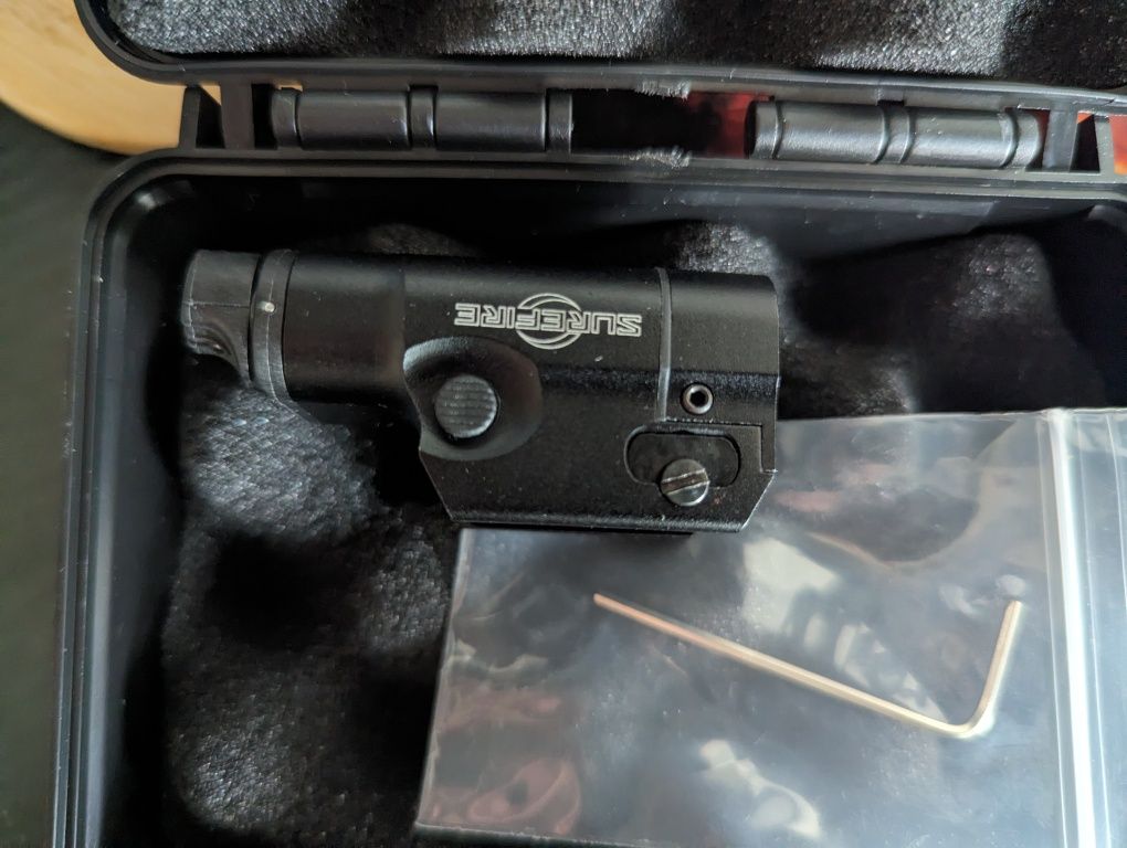 Фенер за пистолет Surefire XC2 с лазер