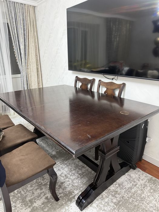 Продам стол для гостиной