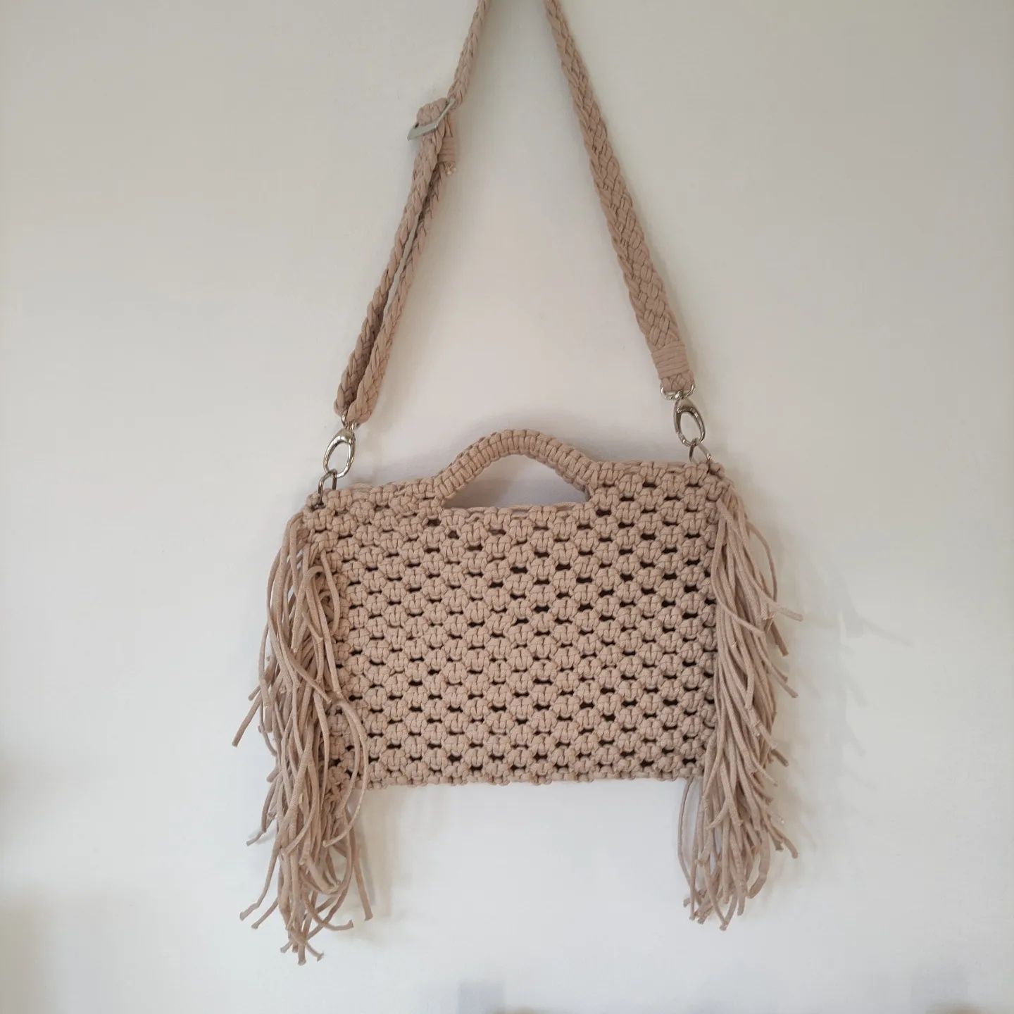 Geanta handmade cu franjuri macrame