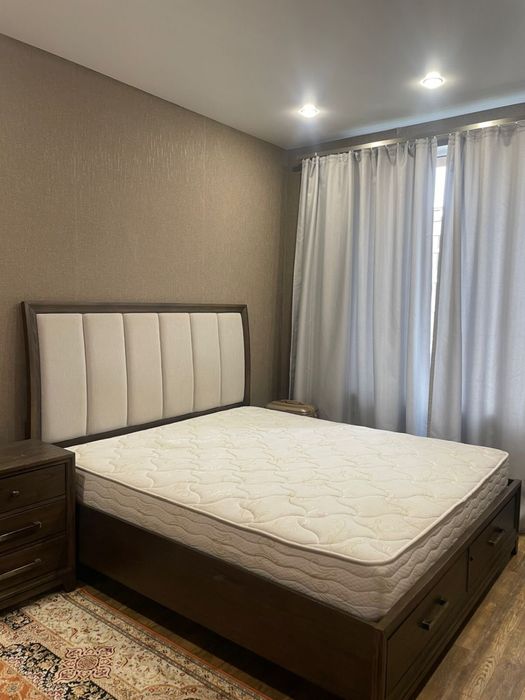 Кровать с матрасом и тумба