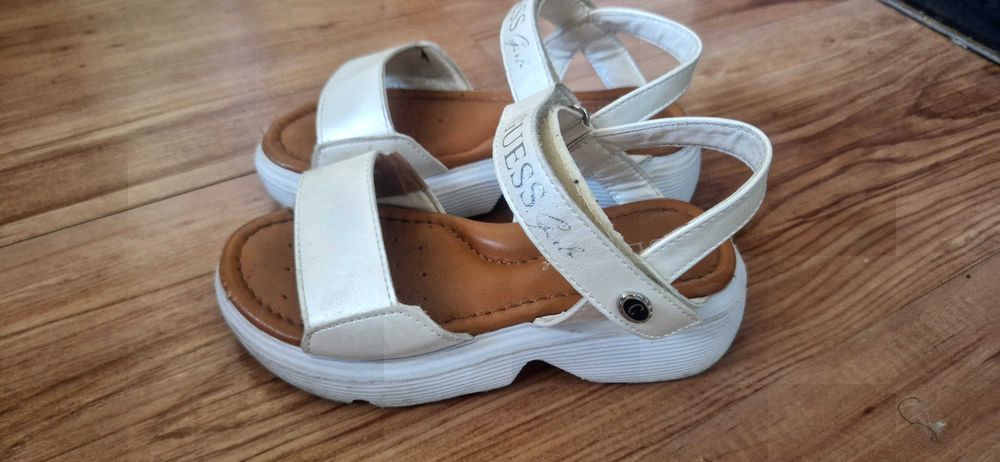 Сандали на марката Guess  за момичета