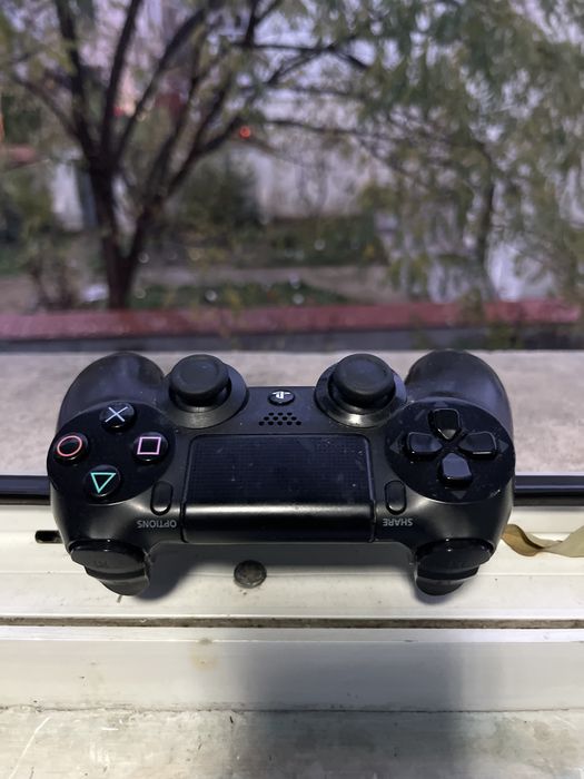 PS4 împreună cu un controler