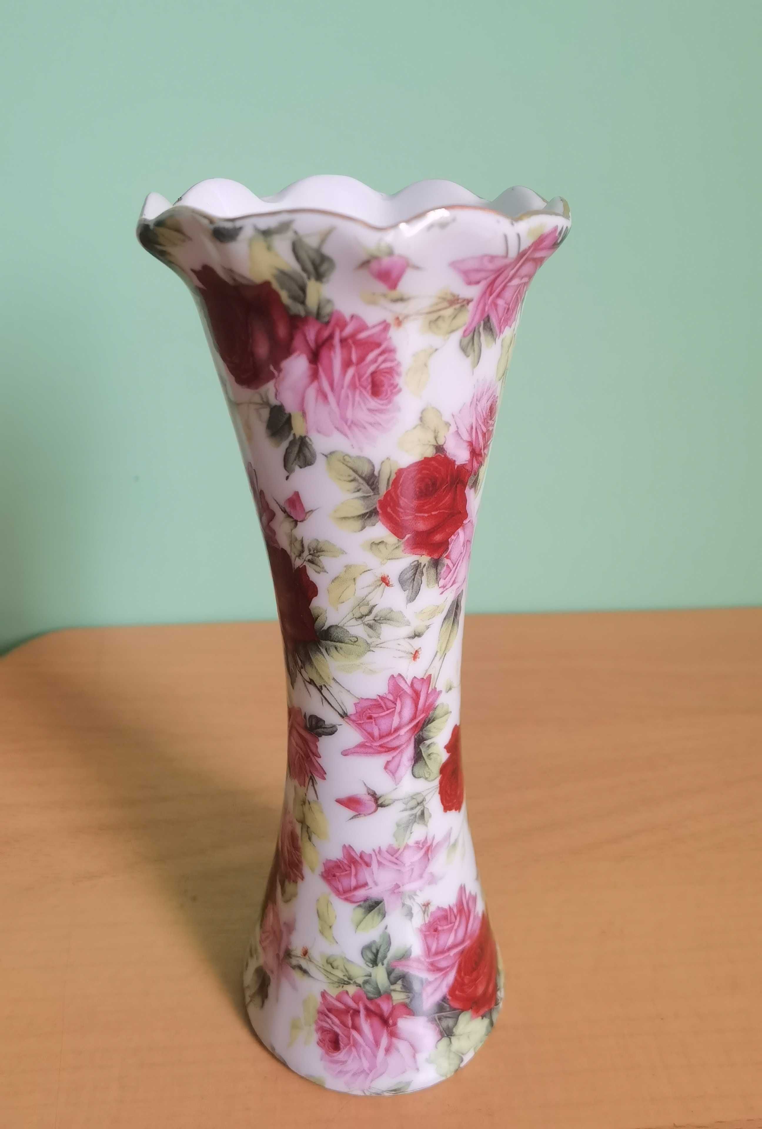 Красива ваза с рози