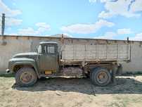 Автокөлік Зил 130 жүріп тұрған.