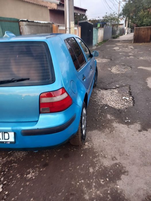 Vând golf 4 acte in regulă