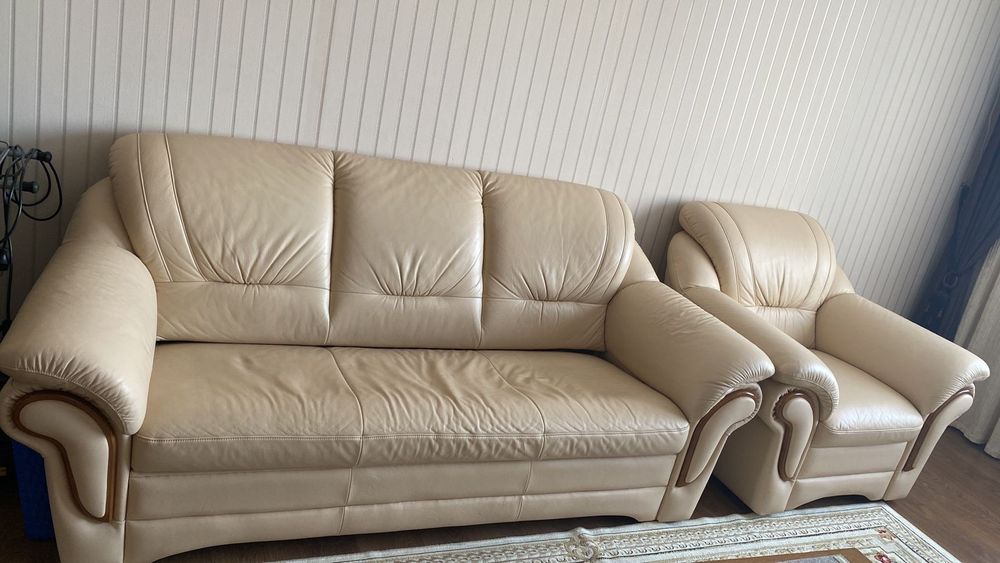 Кожаный диван и кресло