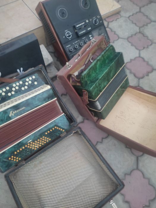 Продам гармоны, баян , магнитофон бобиный работает,