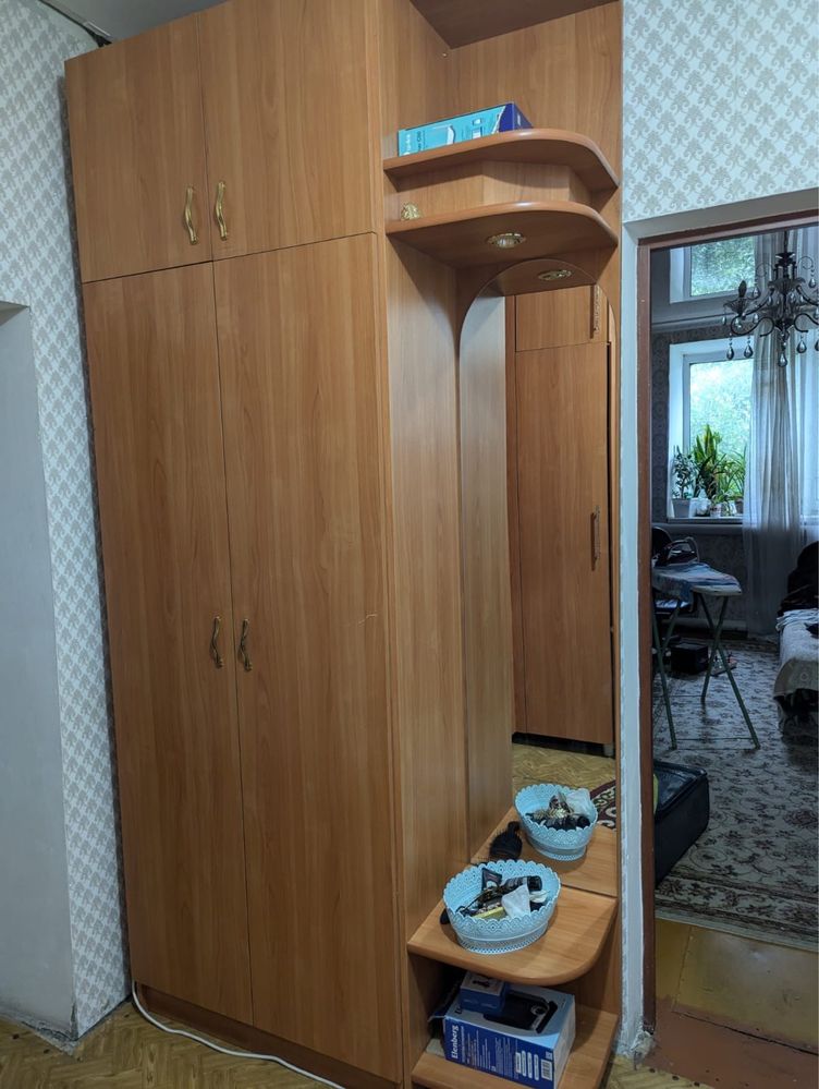 Шкаф в прихожую с зеркалом