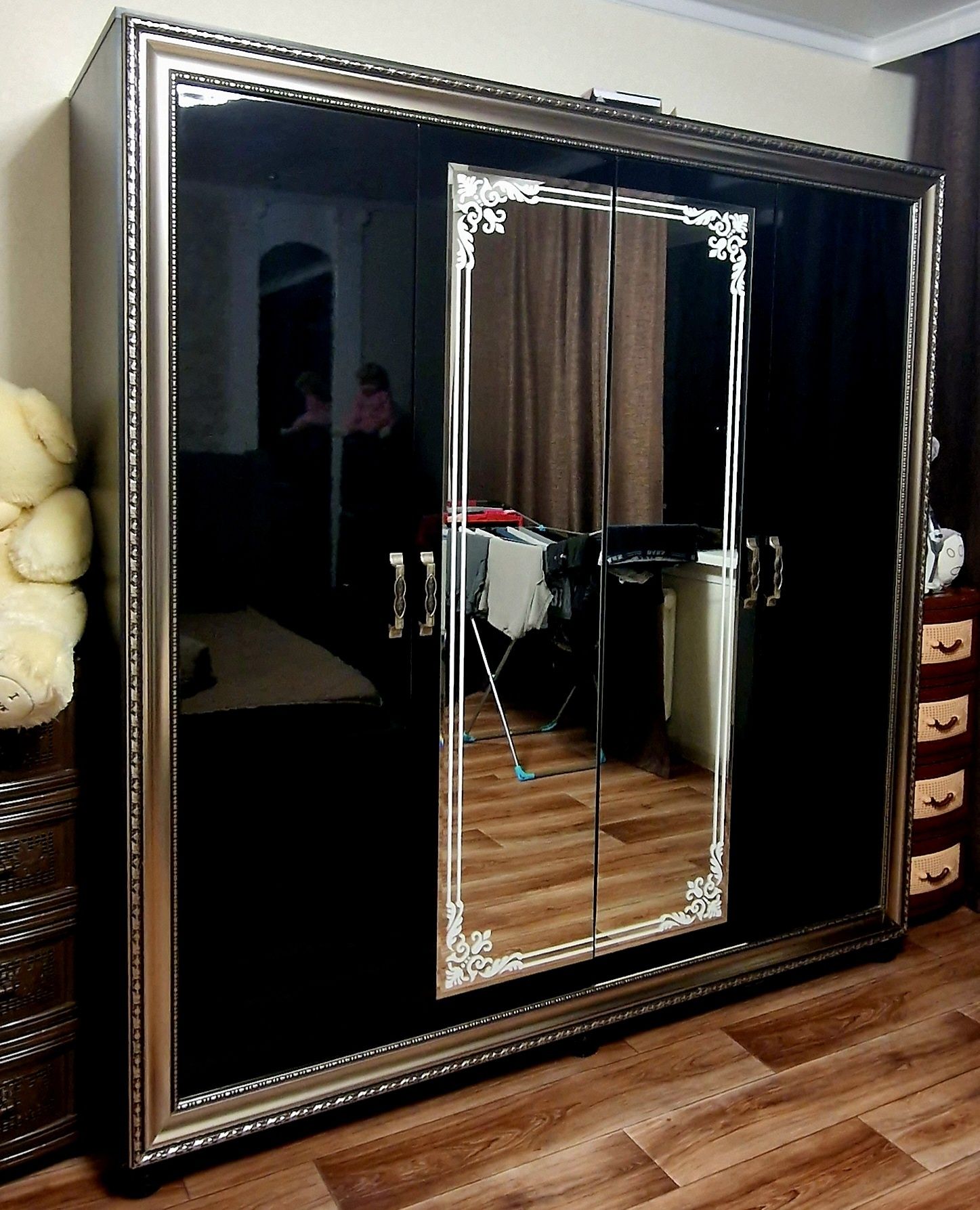 Продам шифанер и 2 тумбы фирма икей можно шифанер отдельно, тумбы отде