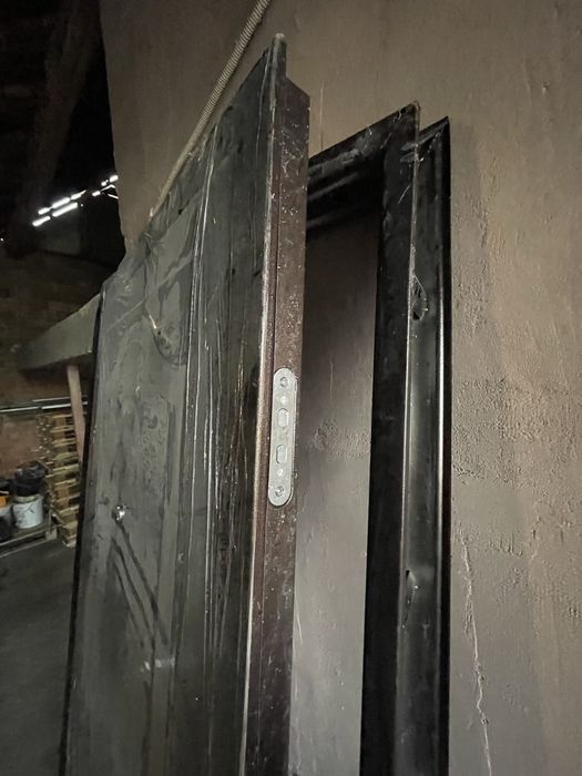 Метална входна врата  кафява 900х2000х50мм дясна