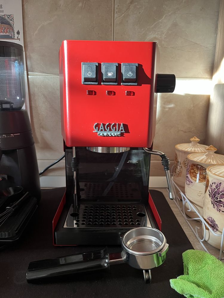 Espressor Gaggia Classic Pro și râșniță Graef CM702 plus accesorii