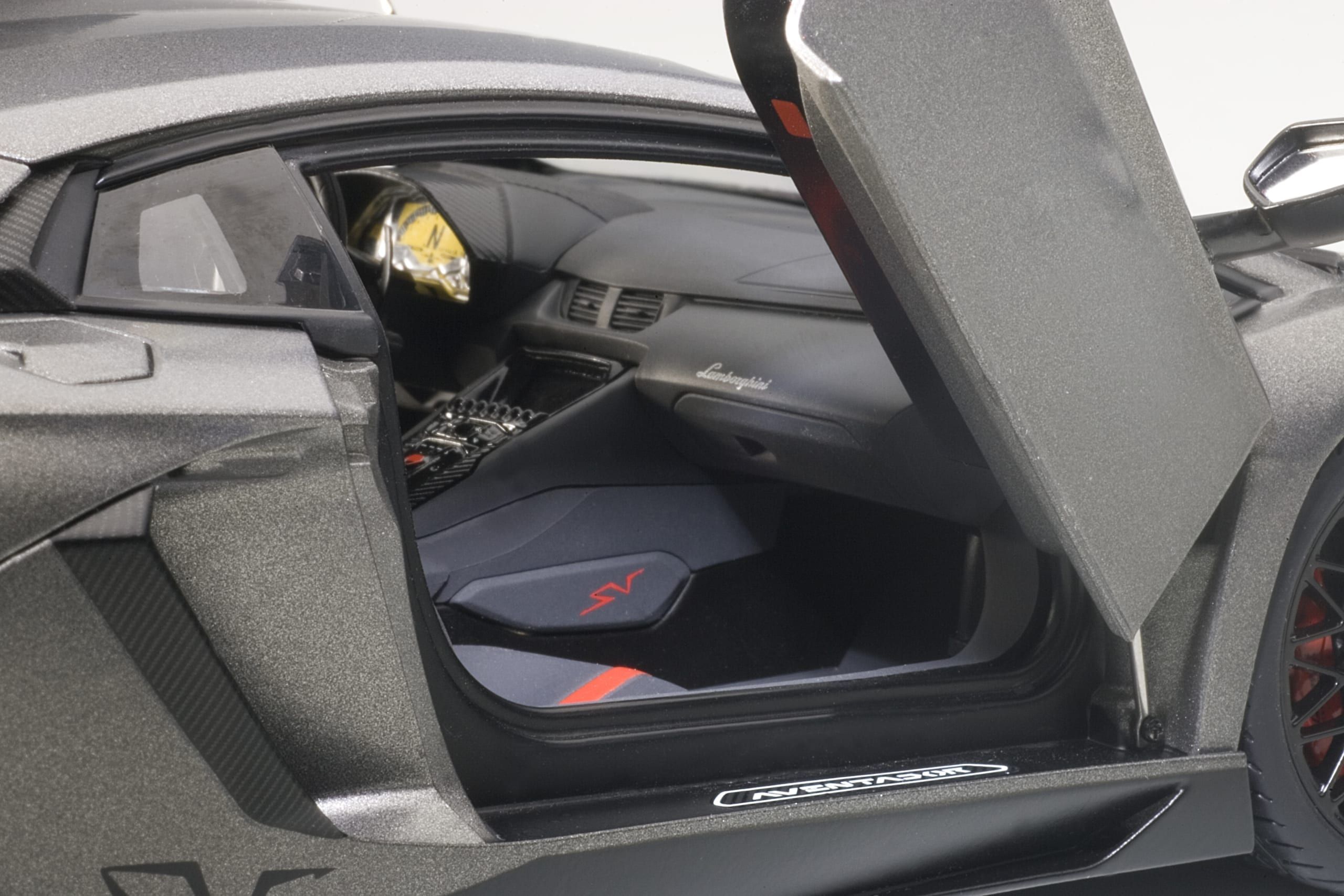 Macheta auto Lamborghini Aventador LP750-4 SV (2015) 1:18 AutoArt