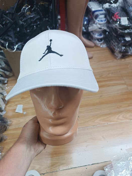 Șapcă noua jordan alba si neagra